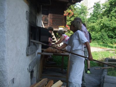 Opening_the_traditional_oven__Ringgenberg.JPG